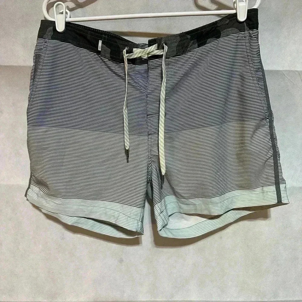 Vuori Men’s 34 Stripe Camo V Cycled Performance 4 Way Stretch Shorts Pockets